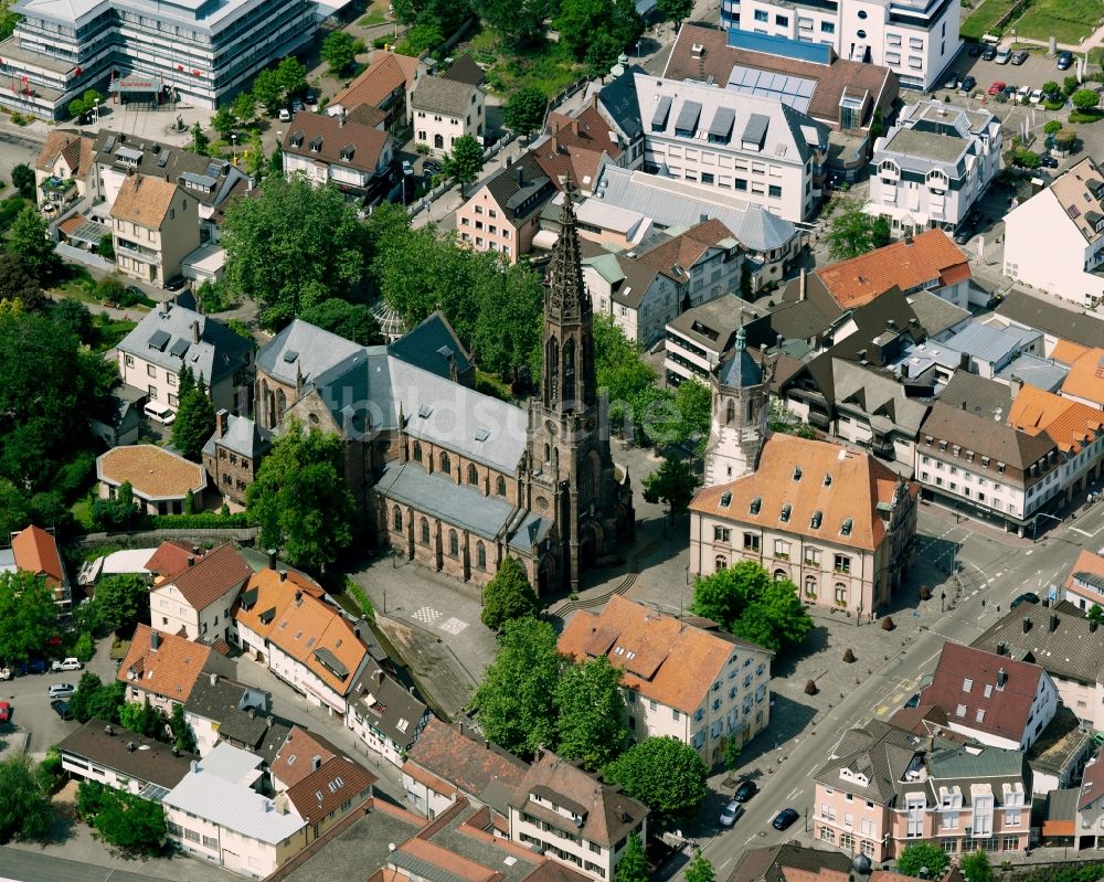 Bühl von oben - Münster St. Peter und Paul ist die Pfarrkirche der Stadt Bühl im Bundesland Baden-Württemberg