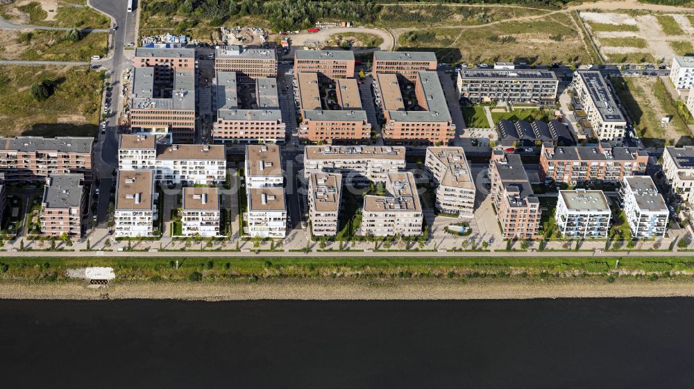 Bremen aus der Vogelperspektive: Moderne Stadthäuser an der Überseepromenade am Ufer- und Flußverlauf der Weser in Bremen, Deutschland