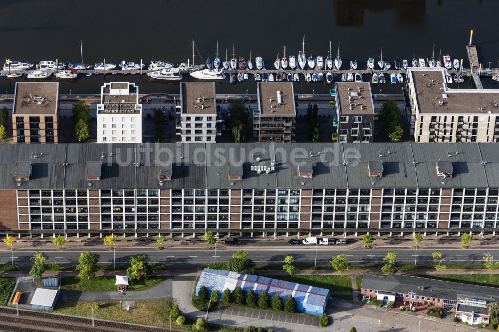 Bremen von oben - Moderne Stadthäuser an den Hafenanlagen des Marina Europahafen Bremen am Ufer des Flußverlaufes der Weser in Bremen, Deutschland
