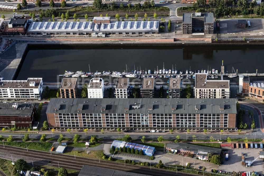Bremen aus der Vogelperspektive: Moderne Stadthäuser an den Hafenanlagen des Marina Europahafen Bremen am Ufer des Flußverlaufes der Weser in Bremen, Deutschland