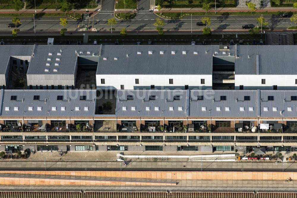 Luftaufnahme Bremen - Moderne Stadthäuser an den Hafenanlagen des Marina Europahafen Bremen am Ufer des Flußverlaufes der Weser in Bremen, Deutschland