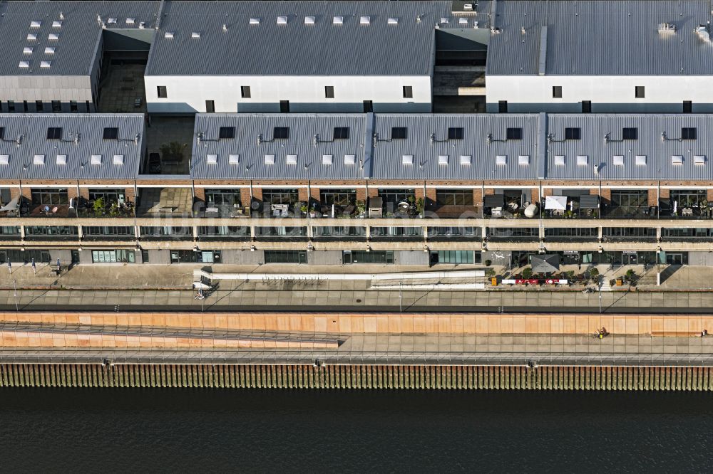 Luftbild Bremen - Moderne Stadthäuser an den Hafenanlagen des Marina Europahafen Bremen am Ufer des Flußverlaufes der Weser in Bremen, Deutschland