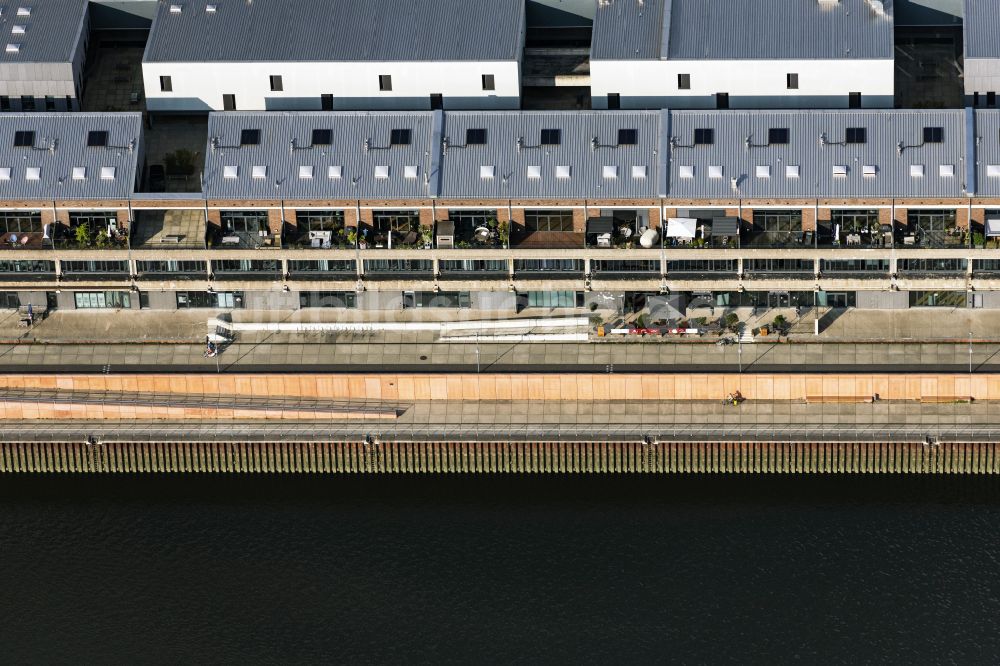Luftaufnahme Bremen - Moderne Stadthäuser an den Hafenanlagen des Marina Europahafen Bremen am Ufer des Flußverlaufes der Weser in Bremen, Deutschland
