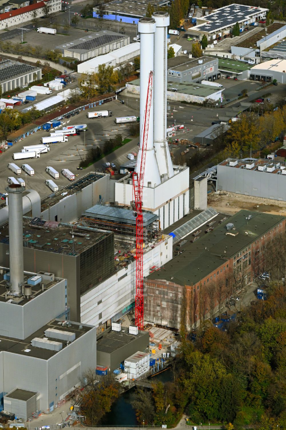München aus der Vogelperspektive: Modernisierung der Kraftwerksanlagen des Heizkraftwerkes Süd in München Sendling im Bundesland Bayern