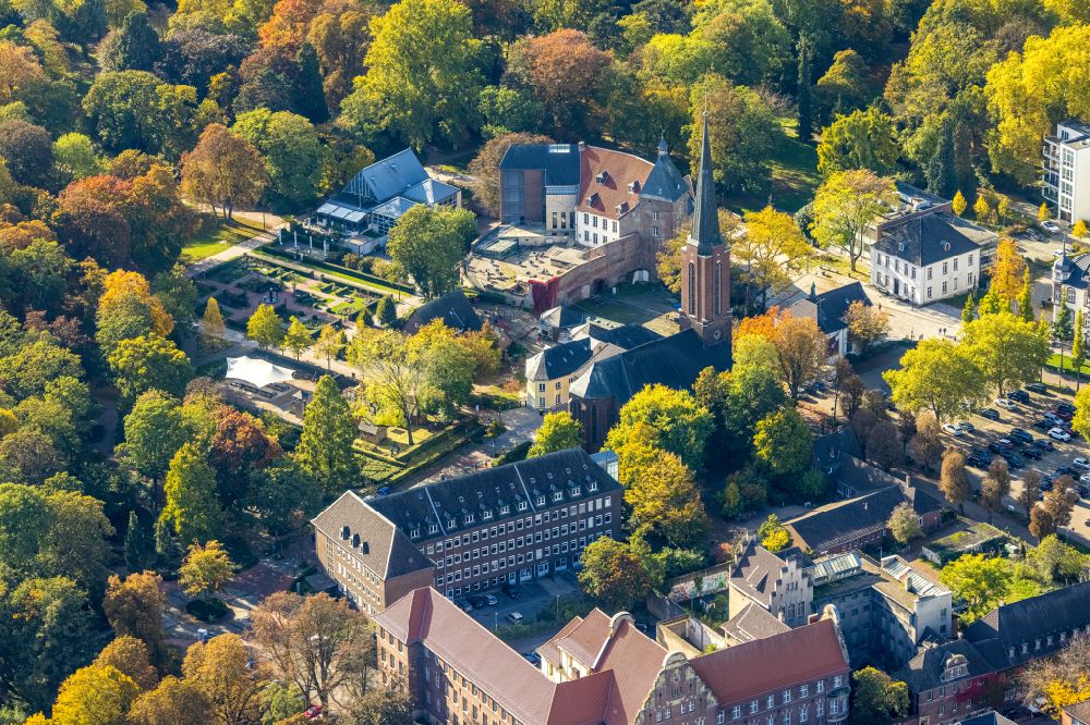 Luftaufnahme Moers - Moerser Schloss und Restaurant am Kastell in Moers im Bundesland Nordrhein-Westfalen