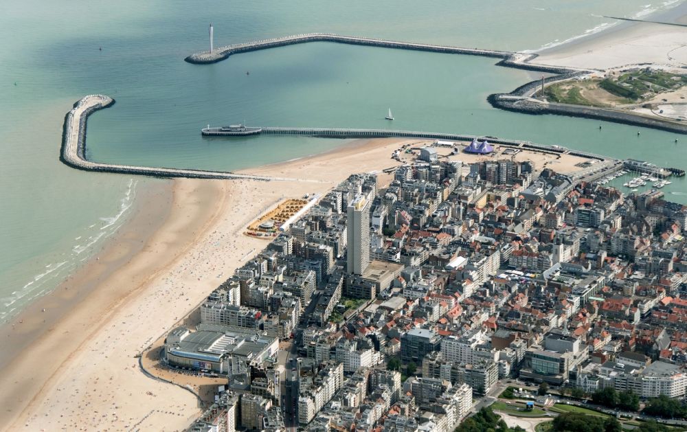 Luftaufnahme Ostende - Mole am Hafen von Ostende in Westflandern in Belgien