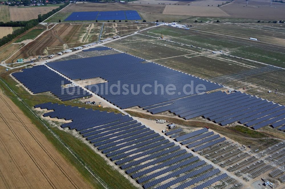 Willmersdorf aus der Vogelperspektive: Montage- Arbeiten für Solarpark bzw. Solarkraftwerk in Willmersdorf im Bundesland Brandenburg, Deutschland
