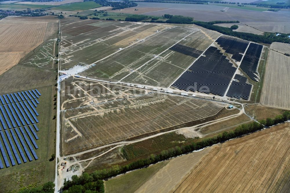 Luftaufnahme Willmersdorf - Montage- Arbeiten für Solarpark bzw. Solarkraftwerk in Willmersdorf im Bundesland Brandenburg, Deutschland