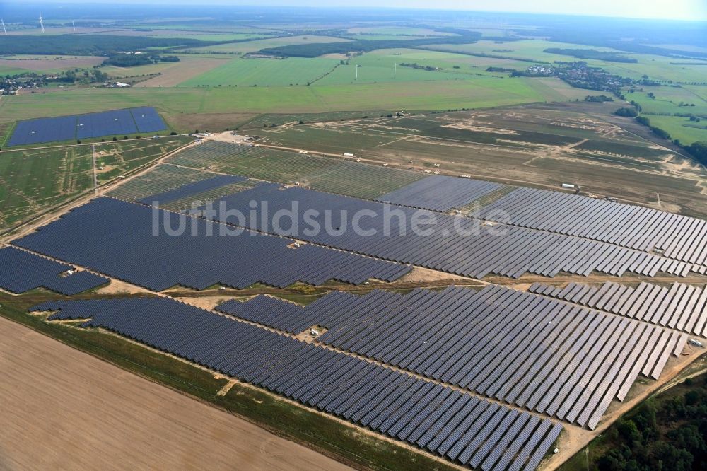 Luftaufnahme Willmersdorf - Montage- Arbeiten für Solarpark bzw. Solarkraftwerk in Willmersdorf im Bundesland Brandenburg, Deutschland