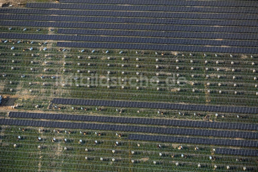 Luftbild Willmersdorf - Montage- Arbeiten für Solarpark bzw. Solarkraftwerk in Willmersdorf im Bundesland Brandenburg, Deutschland