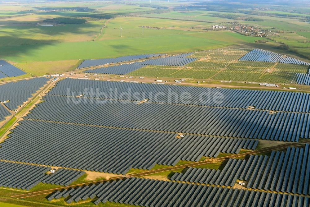 Willmersdorf von oben - Montage- Arbeiten für Solarpark bzw. Solarkraftwerk in Willmersdorf im Bundesland Brandenburg, Deutschland