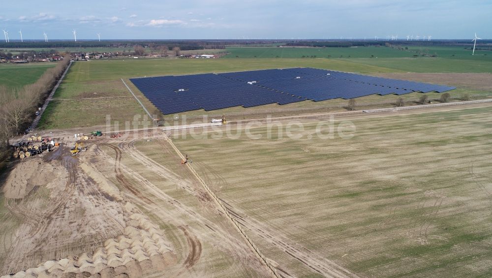 Luftbild Willmersdorf - Montage- Arbeiten für Solarpark bzw. Solarkraftwerk in Willmersdorf im Bundesland Brandenburg, Deutschland