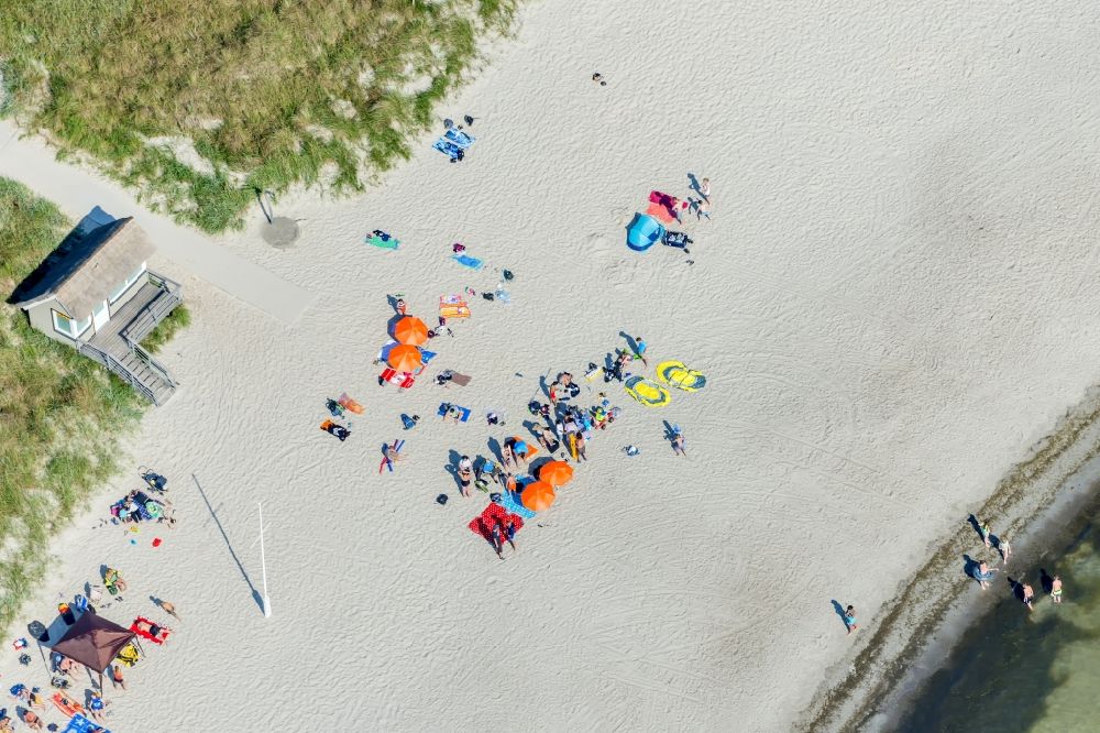 Luftaufnahme Scharbeutz - Morgen Gymnastik Strandkorb- Reihen am Sand- Strand im Küstenbereich der Ostsee in Scharbeutz im Bundesland Schleswig-Holstein