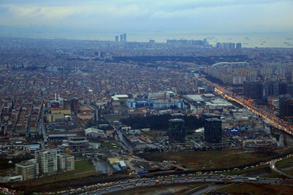 Istanbul von oben - Morgendliche Skyline und Stau auf der Autobahn- Trasse der Autobahn E5 / D100 im Berufsverkehr in Istanbul in Türkei