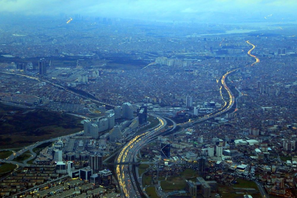 Luftaufnahme Istanbul - Morgendlicher Berufsverkehr auf der Autobahn- Trasse der Autobahnen E80 / O3 zur Dämmerung in Istanbul in Türkei