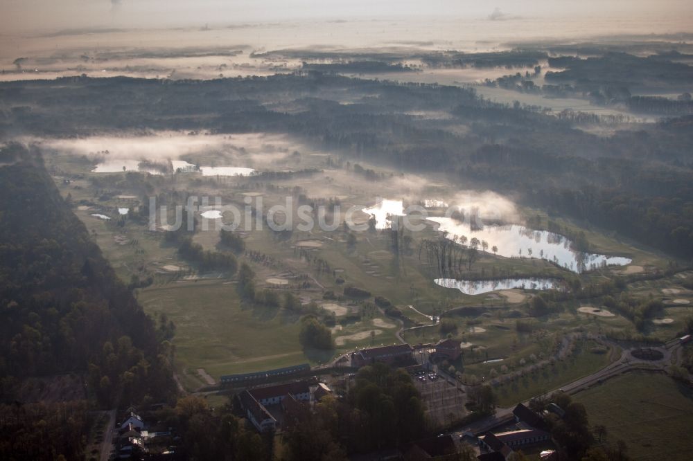 Luftaufnahme Essingen - Morgenlicht über dem Golfplatz Landgut Dreihof in Essingen im Bundesland Rheinland-Pfalz