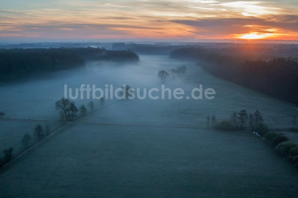 Minfeld aus der Vogelperspektive: Morgennebel beim Sonnenaufgang über Grasflächen- Strukturen einer Feld- Landschaft Otterbachtal in Minfeld im Bundesland Rheinland-Pfalz