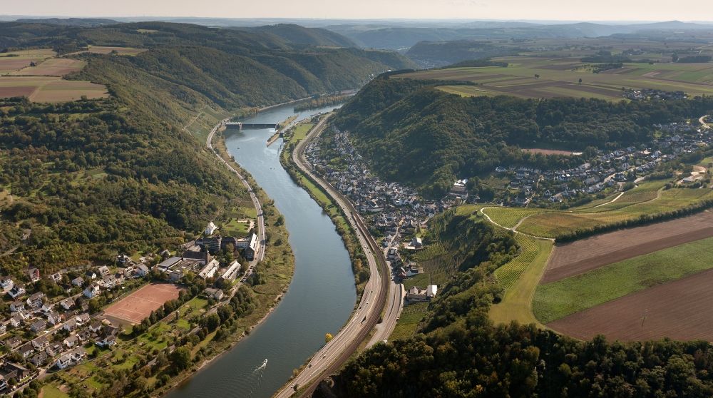 Cochem aus der Vogelperspektive: Mosel bei Cochem im Bundesland Rheinland-Pfalz
