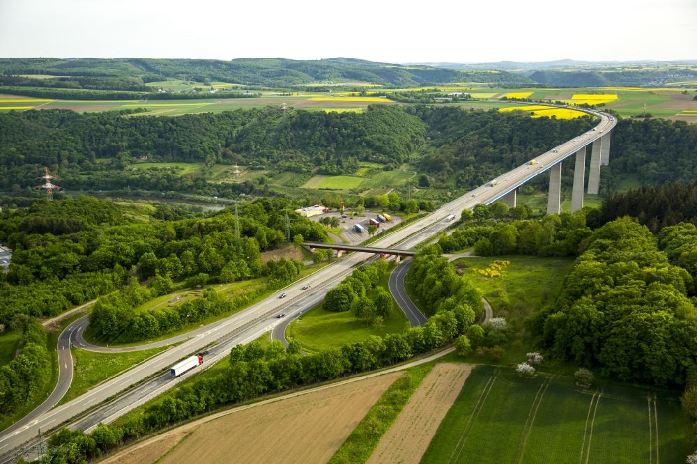 Luftbild Dieblich - Moselbrücke über die Ufer des Flusses Mosel bei Winningen im Bundesland Rheinland-Pfalz
