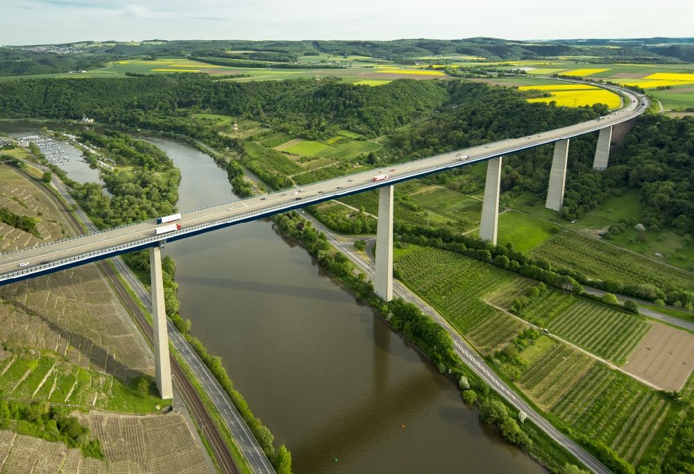 Dieblich von oben - Moselbrücke über die Ufer des Flusses Mosel bei Winningen im Bundesland Rheinland-Pfalz