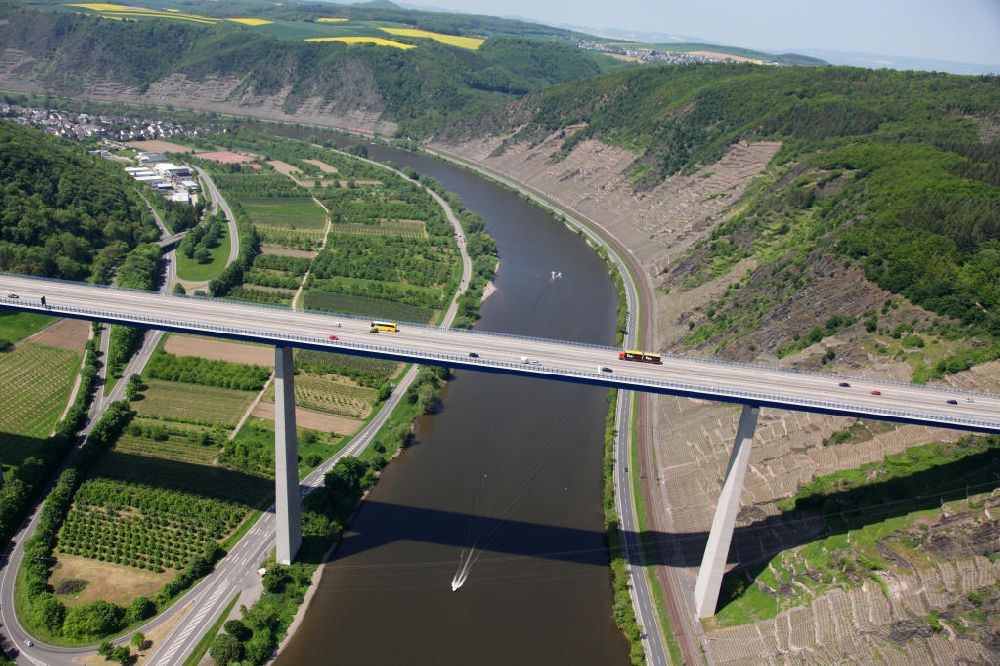 Winningen von oben - Moselbrücke in Winningen