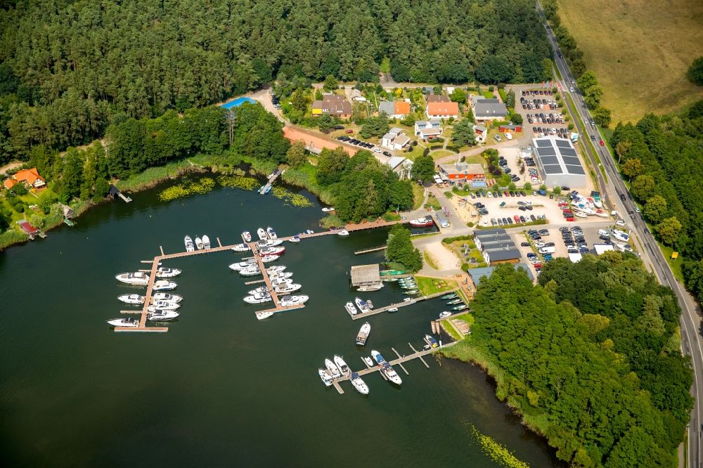Waren (Müritz) von oben - Motorboot- Anlegestellen und Bootsliegeplätzen am Uferbereich des Reeckkanals in Waren (Müritz) im Bundesland Mecklenburg-Vorpommern