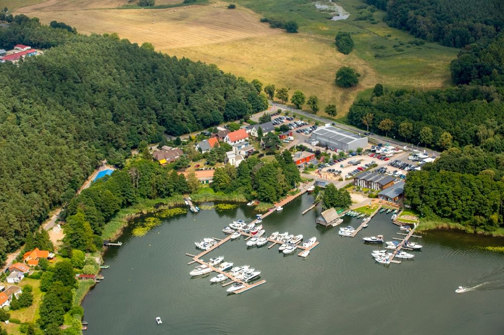 Luftaufnahme Waren (Müritz) - Motorboot- Anlegestellen und Bootsliegeplätzen am Uferbereich des Reeckkanals in Waren (Müritz) im Bundesland Mecklenburg-Vorpommern