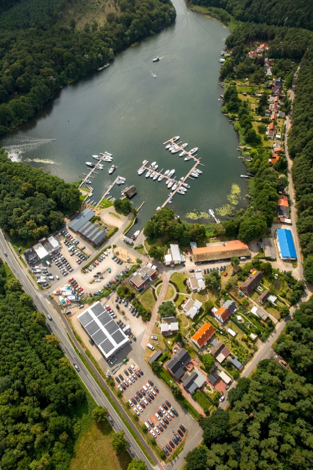 Luftbild Waren (Müritz) - Motorboot- Anlegestellen und Bootsliegeplätzen am Uferbereich in Waren (Müritz) im Bundesland Mecklenburg-Vorpommern