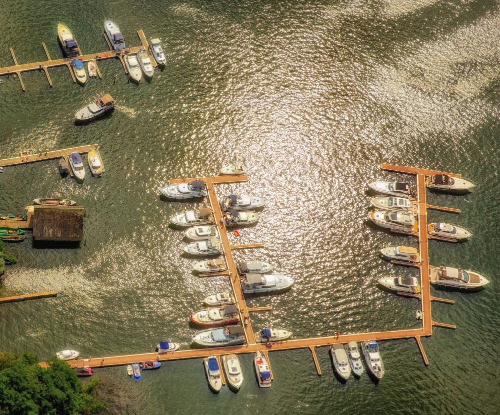 Waren (Müritz) von oben - Motorboot- Anlegestellen und Bootsliegeplätzen am Uferbereich in Waren (Müritz) im Bundesland Mecklenburg-Vorpommern