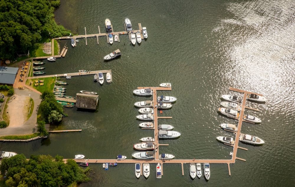 Luftbild Waren (Müritz) - Motorboot- Anlegestellen und Bootsliegeplätzen am Uferbereich in Waren (Müritz) im Bundesland Mecklenburg-Vorpommern