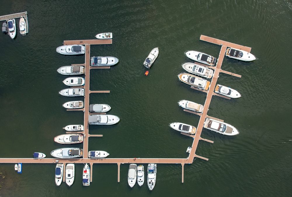 Waren (Müritz) aus der Vogelperspektive: Motorboot- Anlegestellen am Uferbereich des Reeckkanals Waren (Müritz) im Bundesland Mecklenburg-Vorpommern