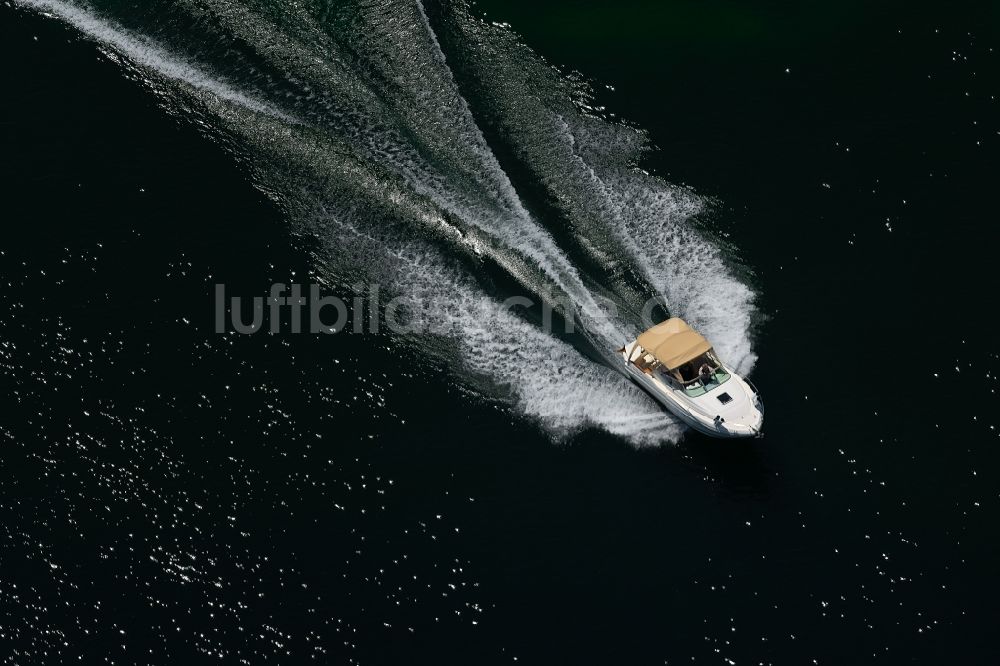 Luftbild Radolfzell am Bodensee - Motorboot in Fahrt vor der Halbinsel Mettnau in Radolfzell am Bodensee im Bundesland Baden-Württemberg, Deutschland