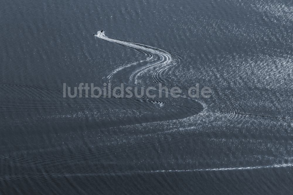 Luftbild Söby - Motorboot in Fahrt auf der Ostsee in Söby in Syddanmark, Dänemark