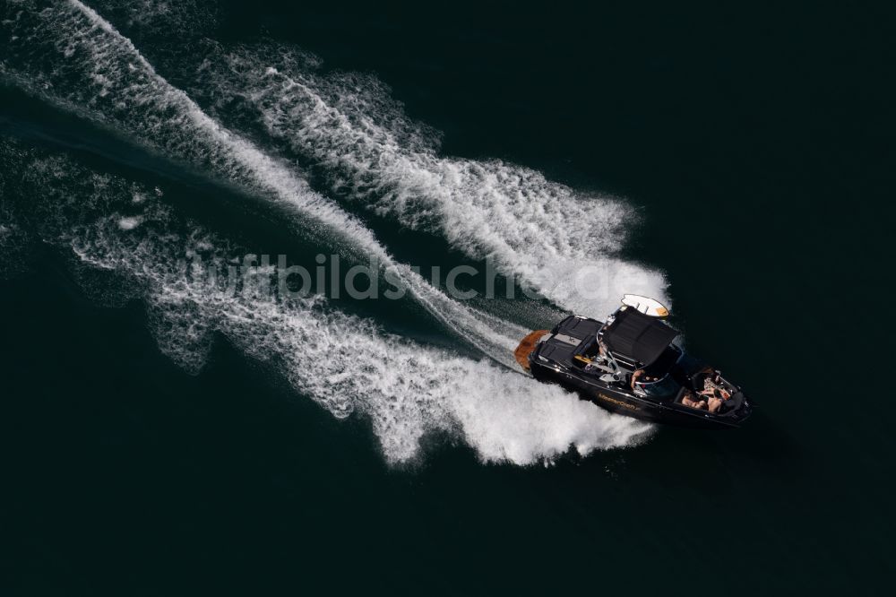 Luftaufnahme Bodman - Motorboot - Schnellboot in Fahrt auf dem Bodensee bei Bodman im Bundesland Baden-Württemberg, Deutschland