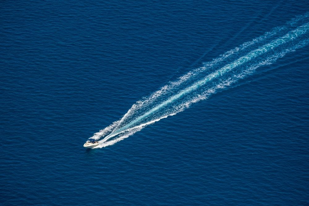 Luftbild Alcudia - Motorboot - Schnellboot in Fahrt in der Bucht von Alcudia in Alcudia in Balearische Insel Mallorca, Spanien