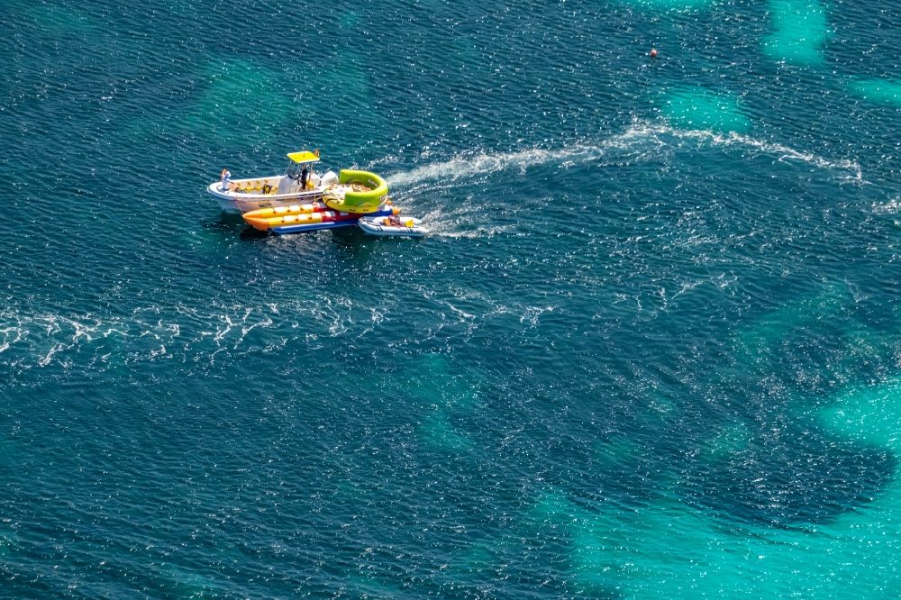 Luftaufnahme Palma - Motorboot - Schnellboot in Fahrt mit mobilem Verleih diverse Tretboote und aufblasbare Luftinseln in Palma in Balearische Insel Mallorca, Spanien