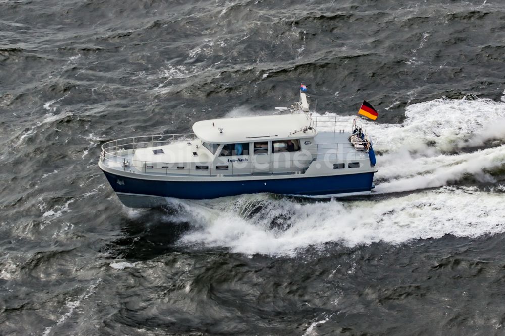 Luftaufnahme Langeoog - Motorboot - Schnellboot in Fahrt auf der Nordsee nördlich Langeoog in Langeoog im Bundesland Niedersachsen, Deutschland