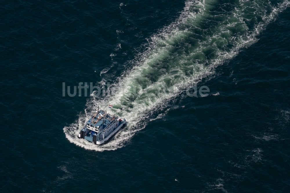 Luftbild Strande - Motorboot - Schnellboot in Fahrt in Strande im Bundesland Schleswig-Holstein, Deutschland