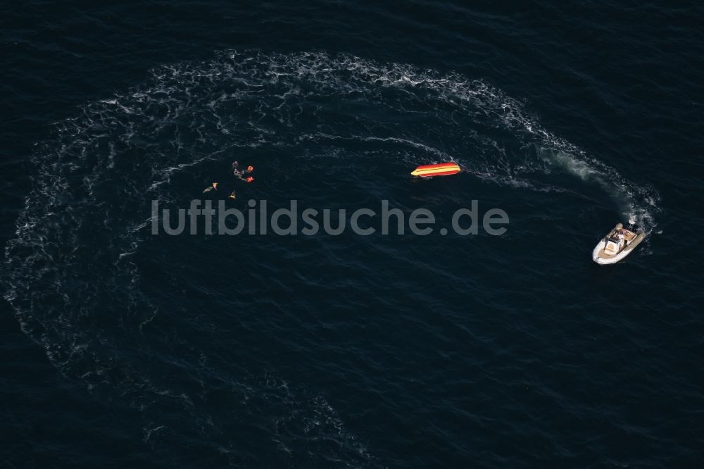 Luftaufnahme Pelzerhaken - Motorboot - Schnellboot in Fahrt mit umgestürzten Bananenboot im Schlepptau auf der Ostsee bei Pelzerhaken im Bundesland Schleswig-Holstein, Deutschland