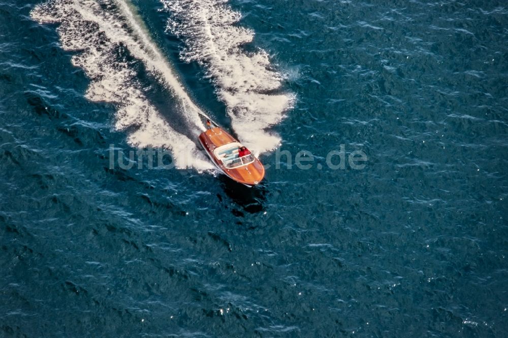 Luftbild Glücksburg - Motorboot - Schnellboot - Typ Riva - in Fahrt auf der Flensburger Förde in Glücksburg im Bundesland Schleswig-Holstein, Deutschland