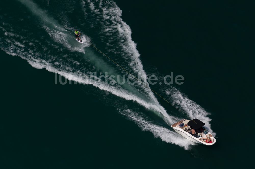 Luftaufnahme Immenstaad am Bodensee - Motorboot mit Wasserskifahrer in Fahrt in Immenstaad am Bodensee im Bundesland Baden-Württemberg, Deutschland