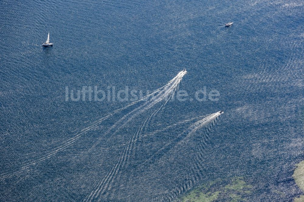 Luftaufnahme Strande - Motorboote in Fahrt auf der Ostsee in Strande im Bundesland Schleswig-Holstein, Deutschland