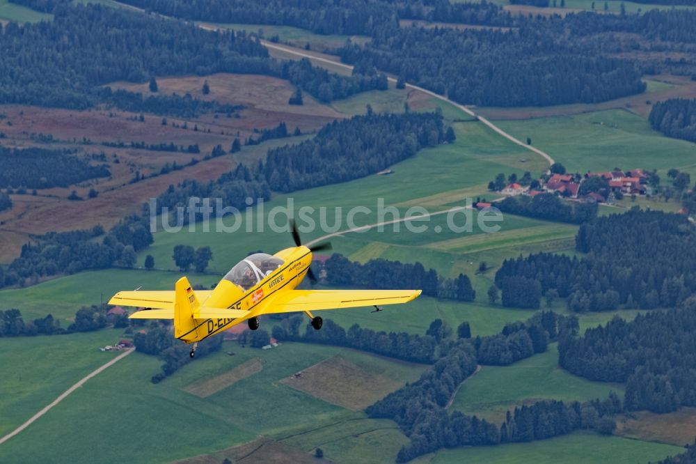 Luftbild Geretsried - Motorflugzeug Mü 30 Schlacro im Fluge nahe Geretsried im Bundesland Bayern