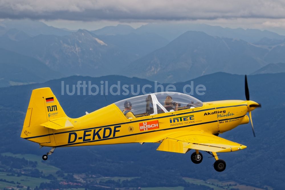 Luftaufnahme Geretsried - Motorflugzeug Mü 30 Schlacro im Fluge nahe Geretsried im Bundesland Bayern