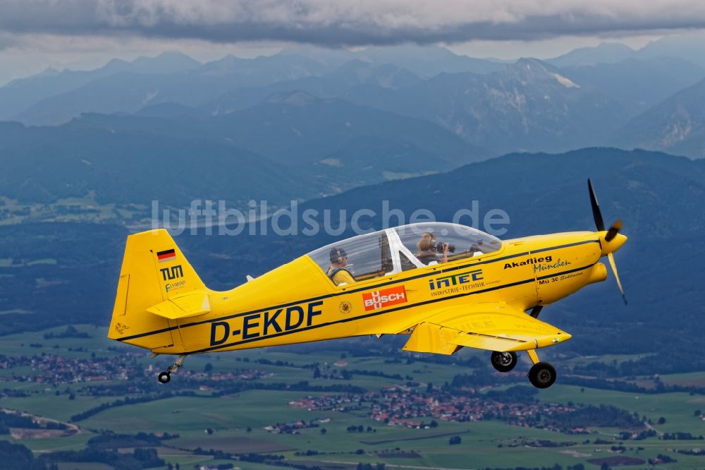Geretsried von oben - Motorflugzeug Mü 30 Schlacro im Fluge nahe Geretsried im Bundesland Bayern
