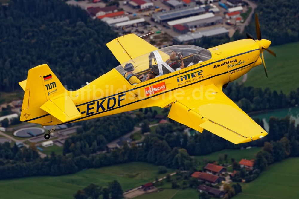 Geretsried aus der Vogelperspektive: Motorflugzeug Mü 30 Schlacro im Fluge nahe Geretsried im Bundesland Bayern