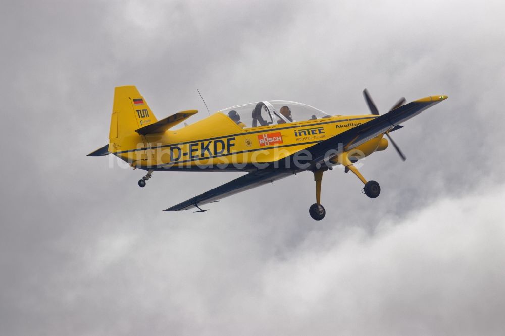 Luftbild Geretsried - Motorflugzeug Mü 30 Schlacro im Fluge nahe Geretsried im Bundesland Bayern