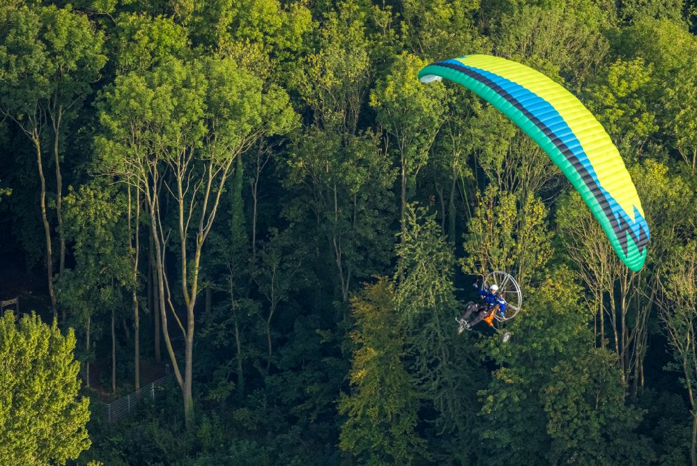 Luftbild Werl - Motorisierter Gleitschirm im Fluge über dem Luftraum über ein Waldgebiet in Werl im Bundesland Nordrhein-Westfalen, Deutschland