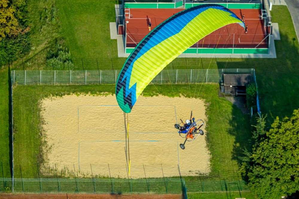 Luftaufnahme Werl - Motorisierter Gleitschirm im Fluge über dem Luftraum über ein Waldgebiet in Werl im Bundesland Nordrhein-Westfalen, Deutschland
