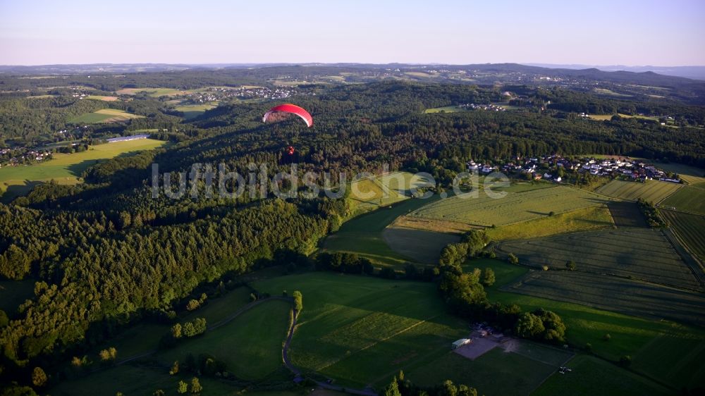 Luftbild Königswinter - Motorisierter Gleitschirm im Fluge über dem Luftraum in Königswinter im Bundesland Nordrhein-Westfalen, Deutschland